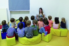 Elif mit Kindergruppe